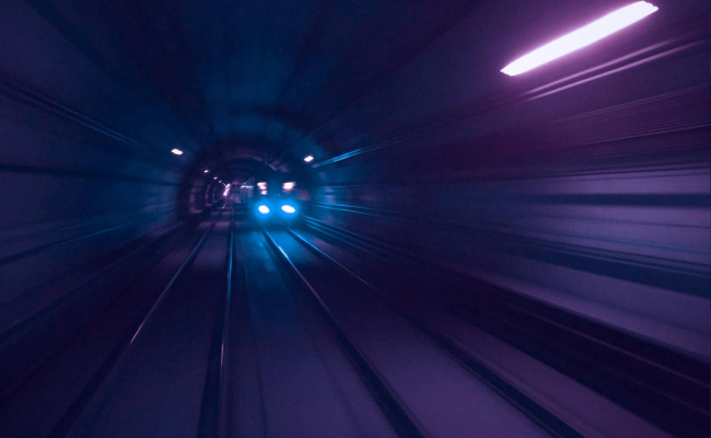 Train traversant un tunnel à grande vitesse, représentant l’innovation UGIEL en transport durable.