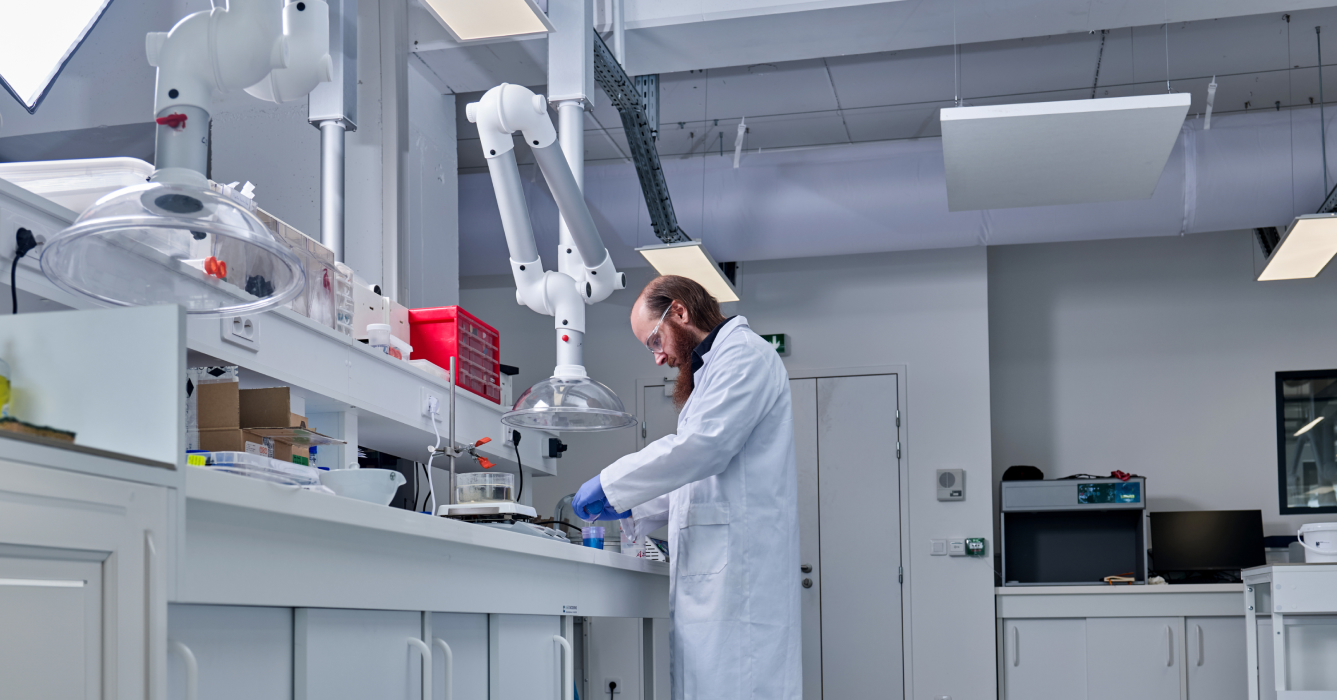 Technicien UGIEL travaillant dans un laboratoire, développant des solutions uniques de coloration.