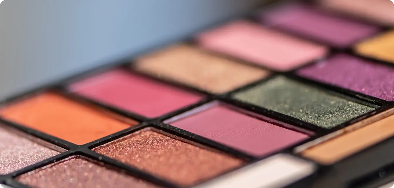 Palette de maquillage colorée illustrant l’innovation en effets optiques pour la cosmétique.