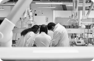 Trois employés UGIEL travaillant ensemble dans un laboratoire, représentant la culture UGIEL.