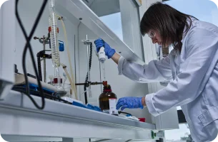 Technicienne UGIEL travaillant dans un laboratoire, illustrant les opportunités de développement.